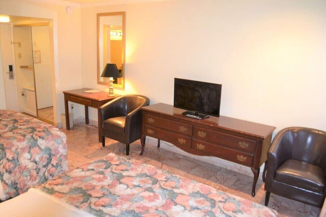 Merced Inn & Suites Екстер'єр фото
